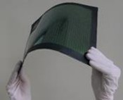 薄型で、曲面対応の太陽電池