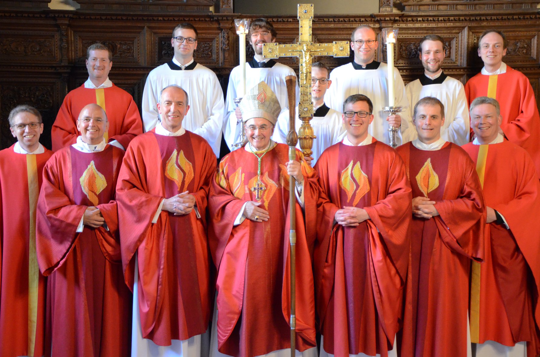 Die neugeweihten Priester nach der Weihezeremonie im Kreis aller Zelebranten- Foto: mit freundlicher Genehmigung des Bistums Münster
