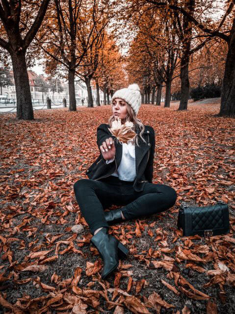 Die Pose das lange Bein im sitzen wirkt oftmals als Schlankmacher Pose