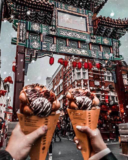 Zu sehen ist Chinatown London und zwei Waffeln im Vordergrund