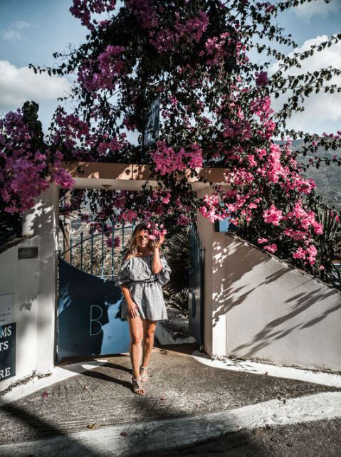 Pose mit Blüte im Gesicht um einen guten Gesichtsausdruck zu haben