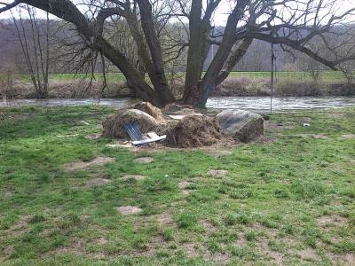 Die Heuballen waren durch Wasseraufnahme total verpilzt.
