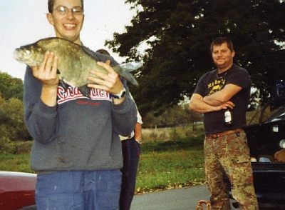 Marcus und sein Brassen - auch unsere jüngeren Sportfreunde fangen schon solche schönen Fische.