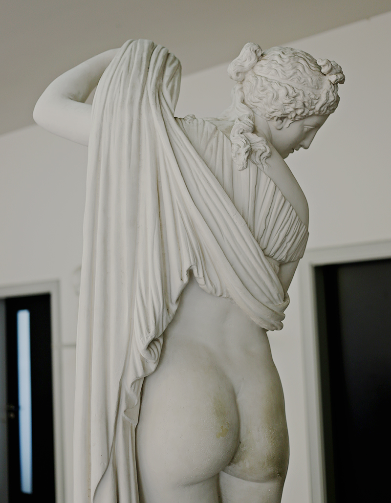 Ihre pikante Pose machte sie zu einem beliebten Motiv in der Kunst des 18. Jahrhunderts. Doch eigentlich bleibt es bis heute ungeklärt, ob es sich bei der nach hinten schauenden Statue tatsächlich um die Liebesgöttin Aphrodite handelt.