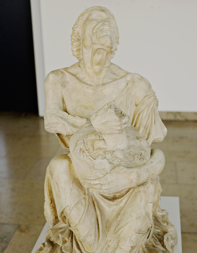 Es wäre ein Fehler in der Statue der Trunkenen Alten nur eine alkoholisierte Greisin zu erkennen; denn hinter ihrem Rufnamen verbirgt sich eine Vielzahl von Deutungen.