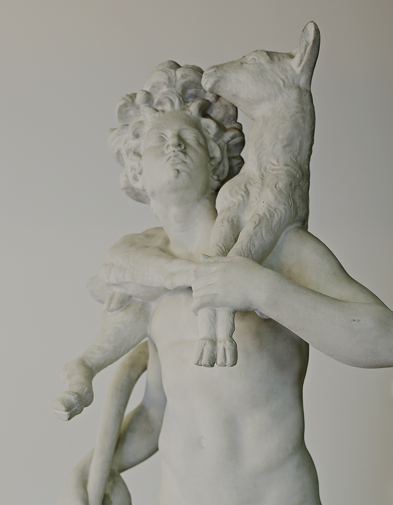 Über die Frage, wohin der Satyr das Zicklein trägt, sind sich Kunsthistoriker uneins: manche sehen einen friedlichen Hirten, der das Tier zu seiner Herde zurückbringt, andere einen Opferträger, der es für Dionysos, seinen Herrn, schlachten wird.