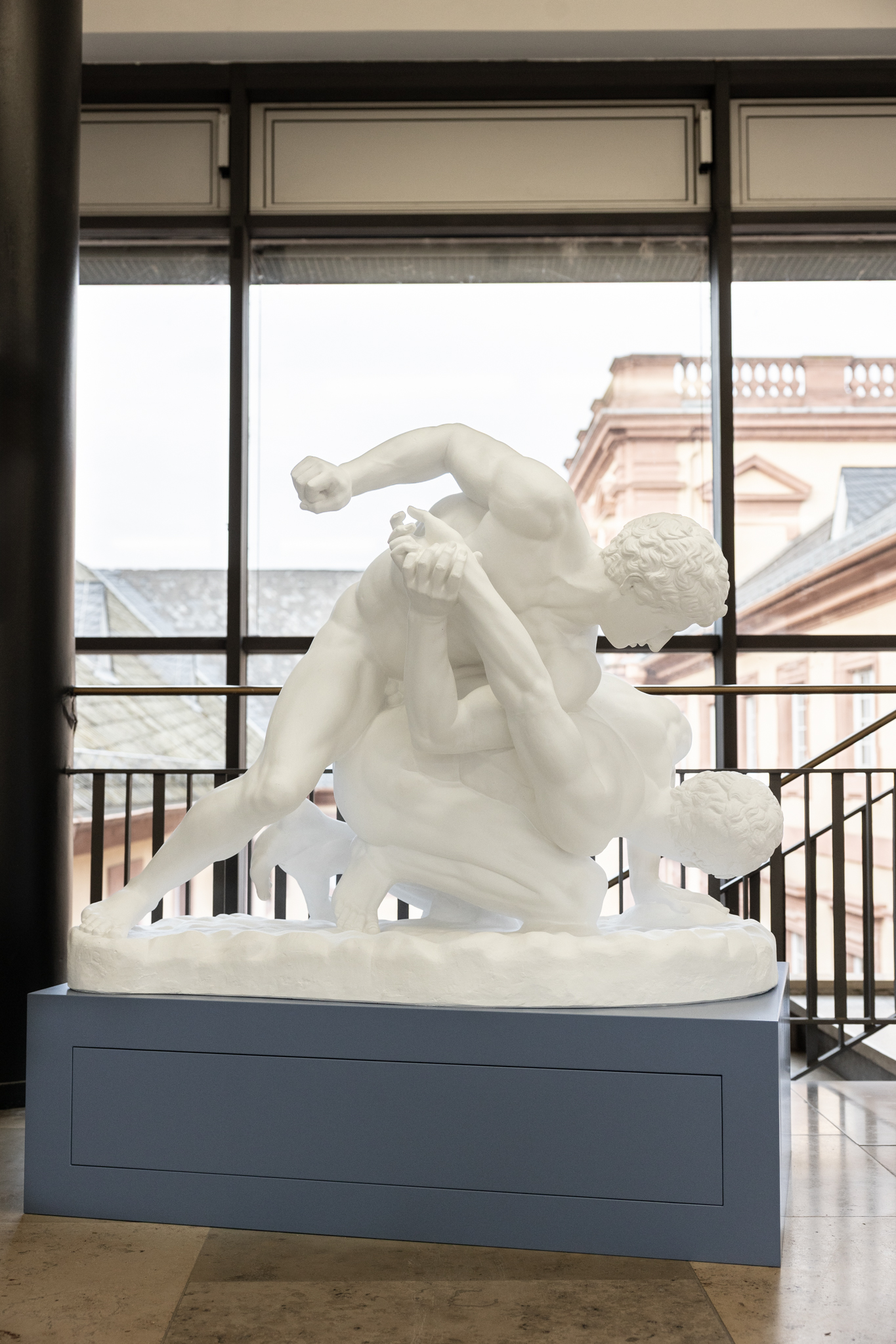 Dargestellt ist das Pankration, wörtlich „Allkampf“. Bei dieser Disziplin waren Schläge, Tritte und Griffe erlaubt, lediglich Beißen sowie Angriffe auf die Augen waren untersagt.