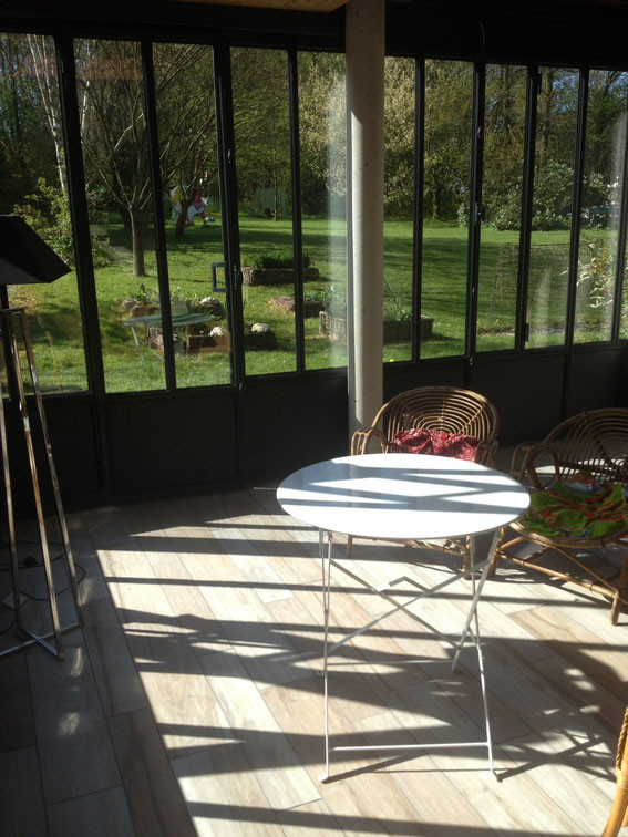 Pour un gain de confort optimal et de place un chauffage au sol a été installé. Ici et la au grés des saisons, fauteuils, table et lumiere d 'ambiance feront profiter pleinement aux propriétaires du jardin et des "vaches..."