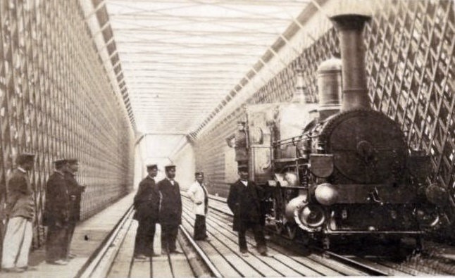 Dombrücke mit einer Lokomotive, ähnlich der Maschine "Brohl" der CME. Dieses Bild macht sehr deutlich, warum die Brücke im Volksmund Mausefalle (Muusfall) hieß.