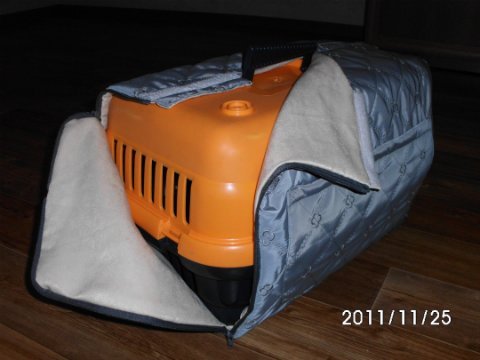 Чехол на пластиковую переноску утепленный, №1. Шьем на переноску утеплитель на зиму. Переноска delti утепленная. Чехол для переноски. Пошив чехлов для переноски.