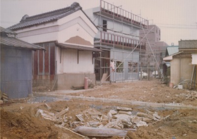 昭和52年ショールームを増築　長島農機店