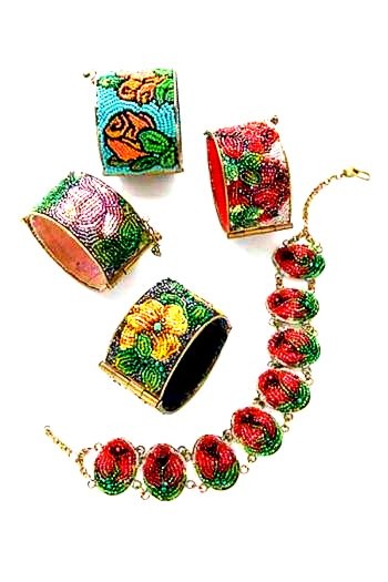 SET bracciali e collier ricamati, conterie d'epoca.