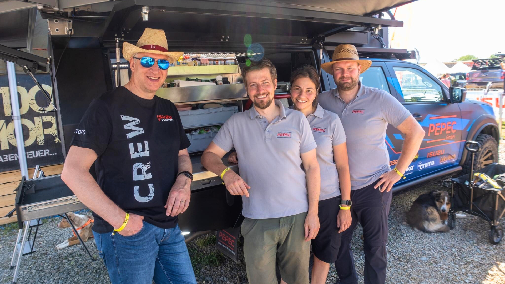 Messecrew von PEPEC vor Isuzu D-MAX Flatbed Camper auf der Messe Abenteuer & Allrad