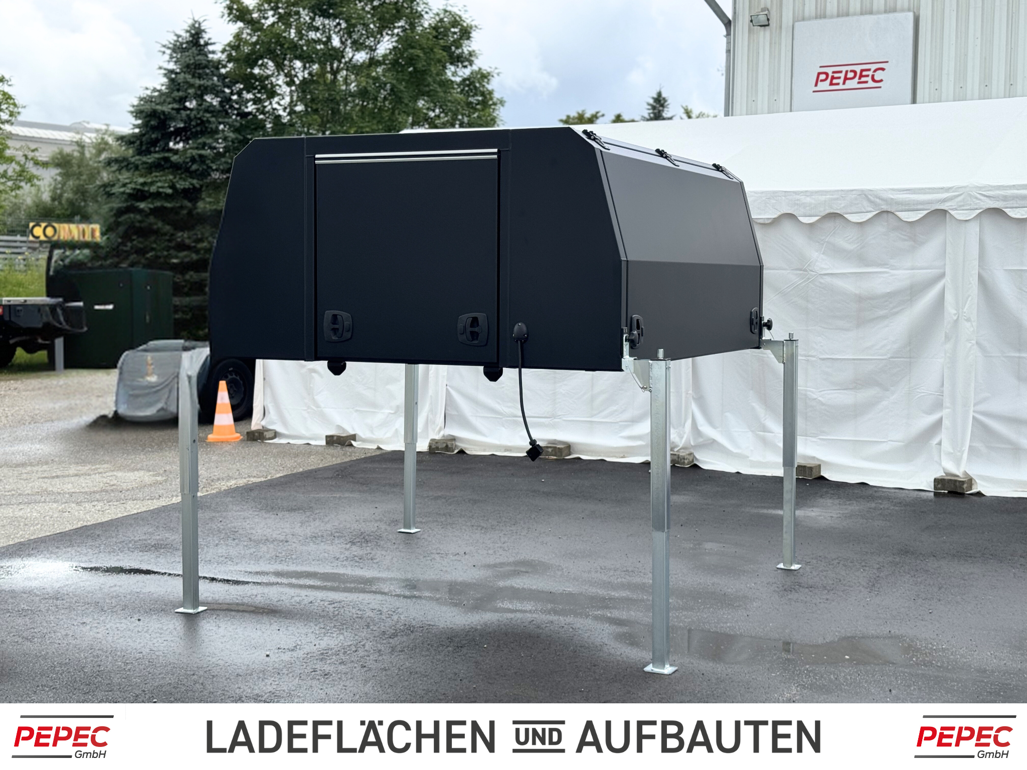 Absetzbox auf Kurbelstützen für PEPEC Pickup-Ladeflächen, ideal für individuelle Einsatzzwecke und vielseitige Anwendungen