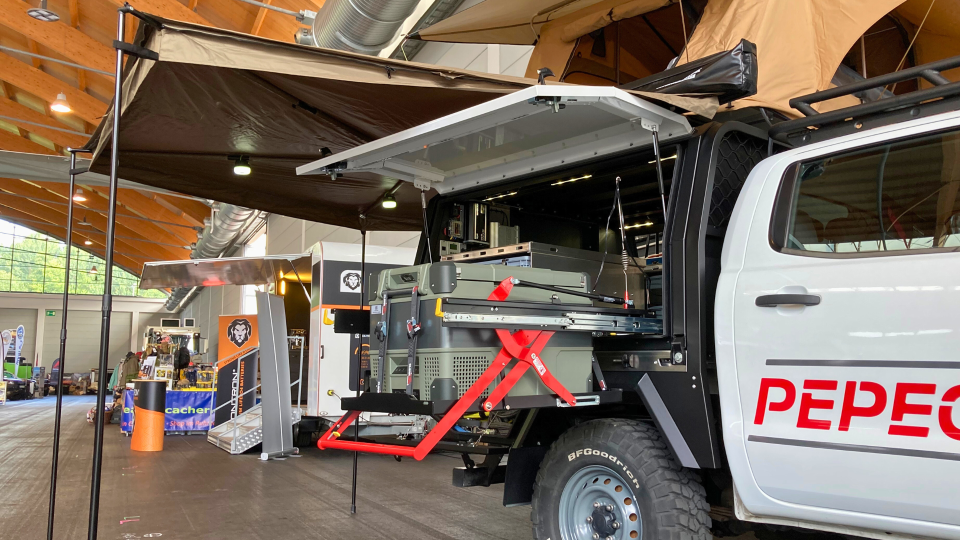 Ford Ranger Doppelkabiner mit PEPEC Absetzbox und Dachzelt auf der Ladefläche präsentiert, ideal für Abenteuer und Camping