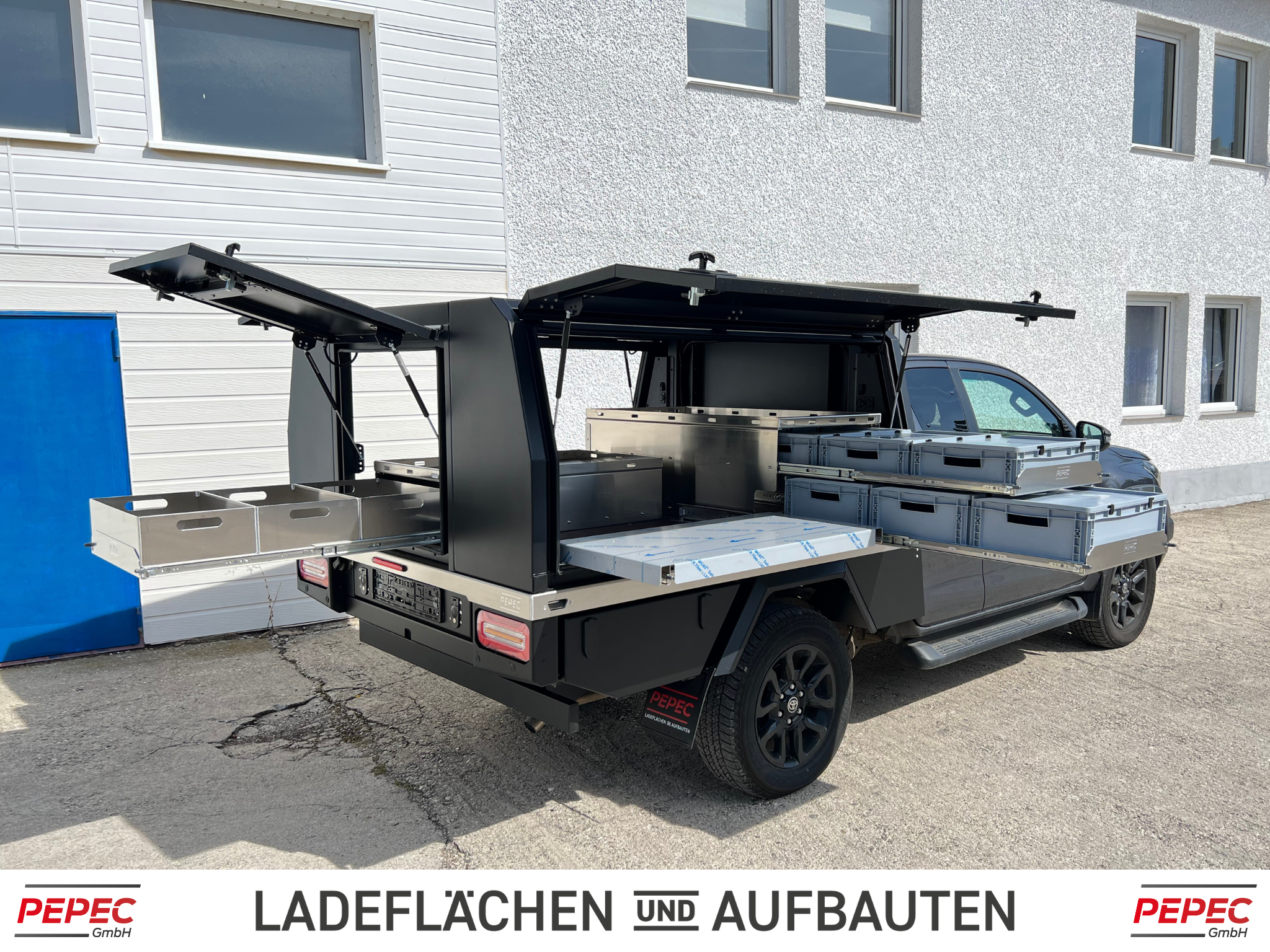 Pickup-Aufbau mit individuellem Innenausbau, vielseitigen Auszügen und Verstauungsmöglichkeiten für Handwerker und Gewerbe