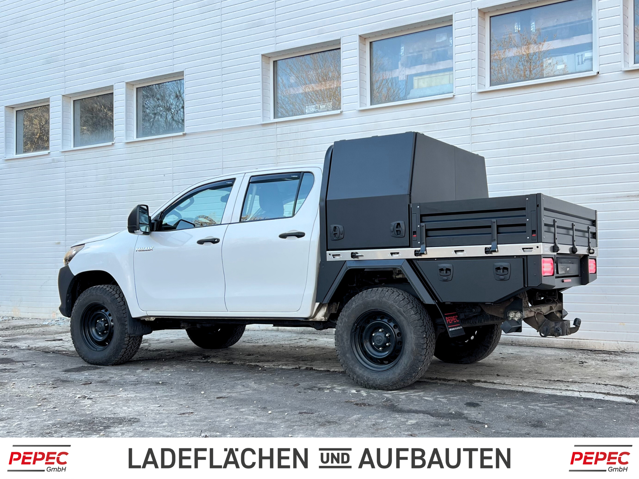 Toyota Hilux mit kombinierter Flatbed-Ladefläche und Basic Box, ideal für mehr Stauraum und flexible Transportmöglichkeiten