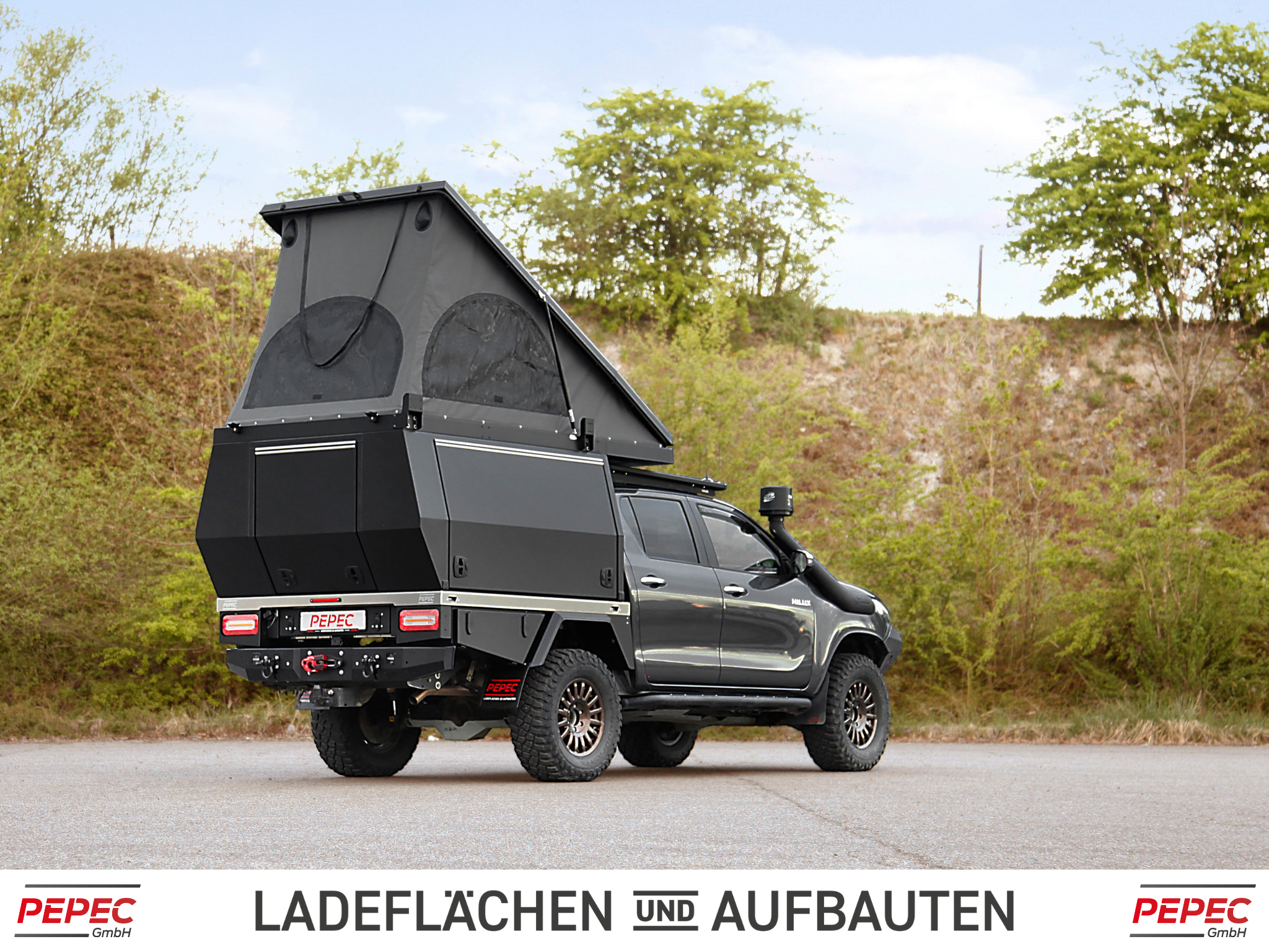 Flatbed Camper auf Toyota Hilux mit großem Aufstelldach für Offroad-, Overlanding- und Camping-Abenteuer