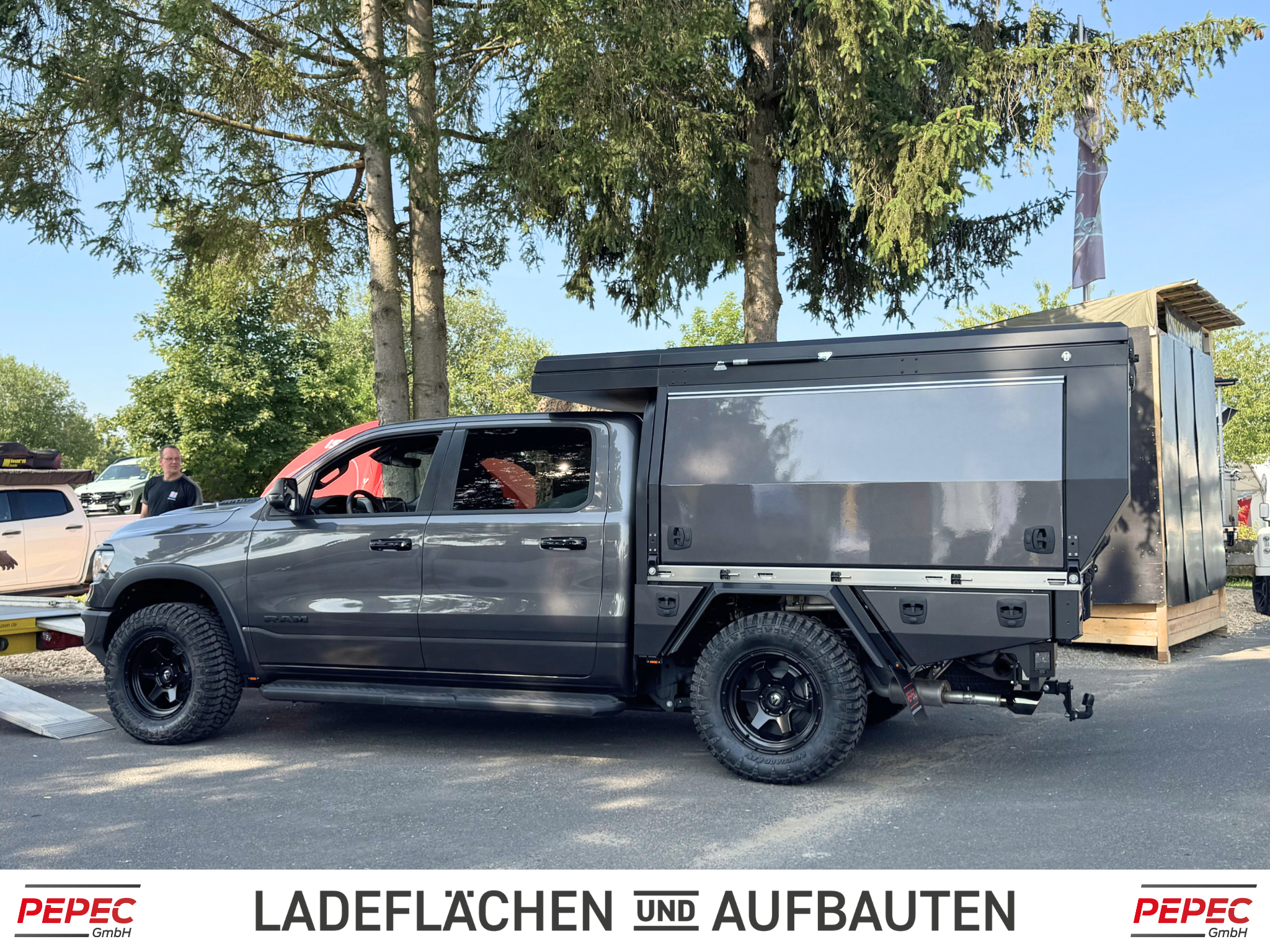 Dodge RAM mit PEPEC Ladefläche und absetzbarem Flatbed Camper ideal für Familien-Camping, Overlanding und Outdoor Abenteuer
