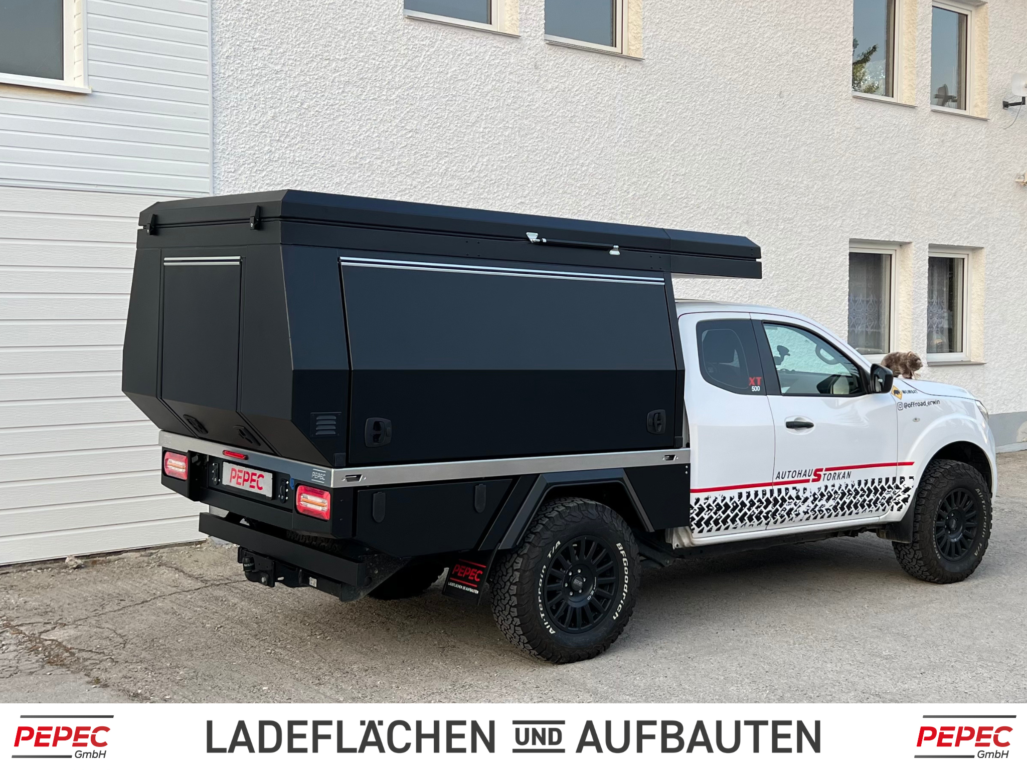 Nissan Navara Pickup Umbau zu Flatbed-Camper, ideal für Offroad-Reisen und Abenteuer abseits befestigter Straßen