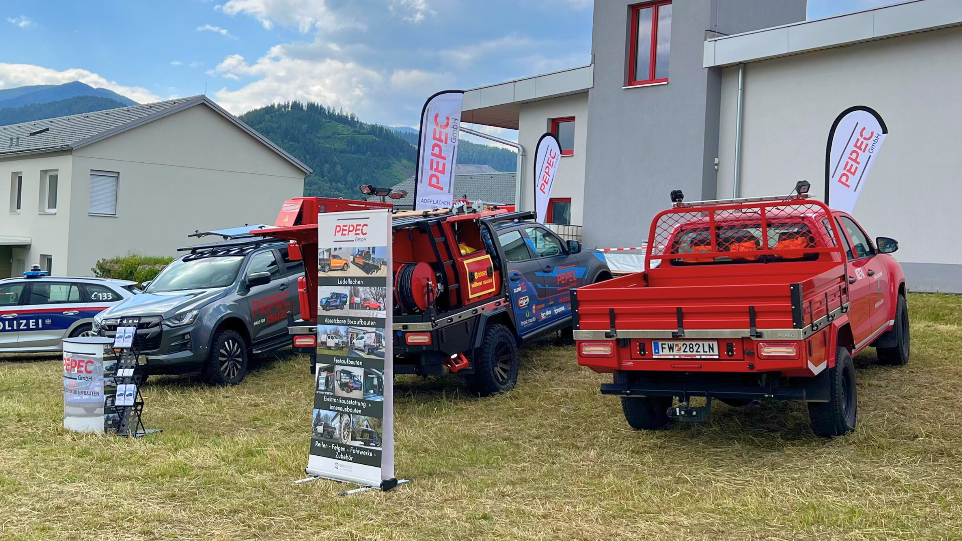 Feuerwehr Kraubath Rettungsfahrzeug Toyota Hilux mit PEPEC Ladefläche, daneben Isuzu D-Max Doppelkabine mit Waldbrandmodul