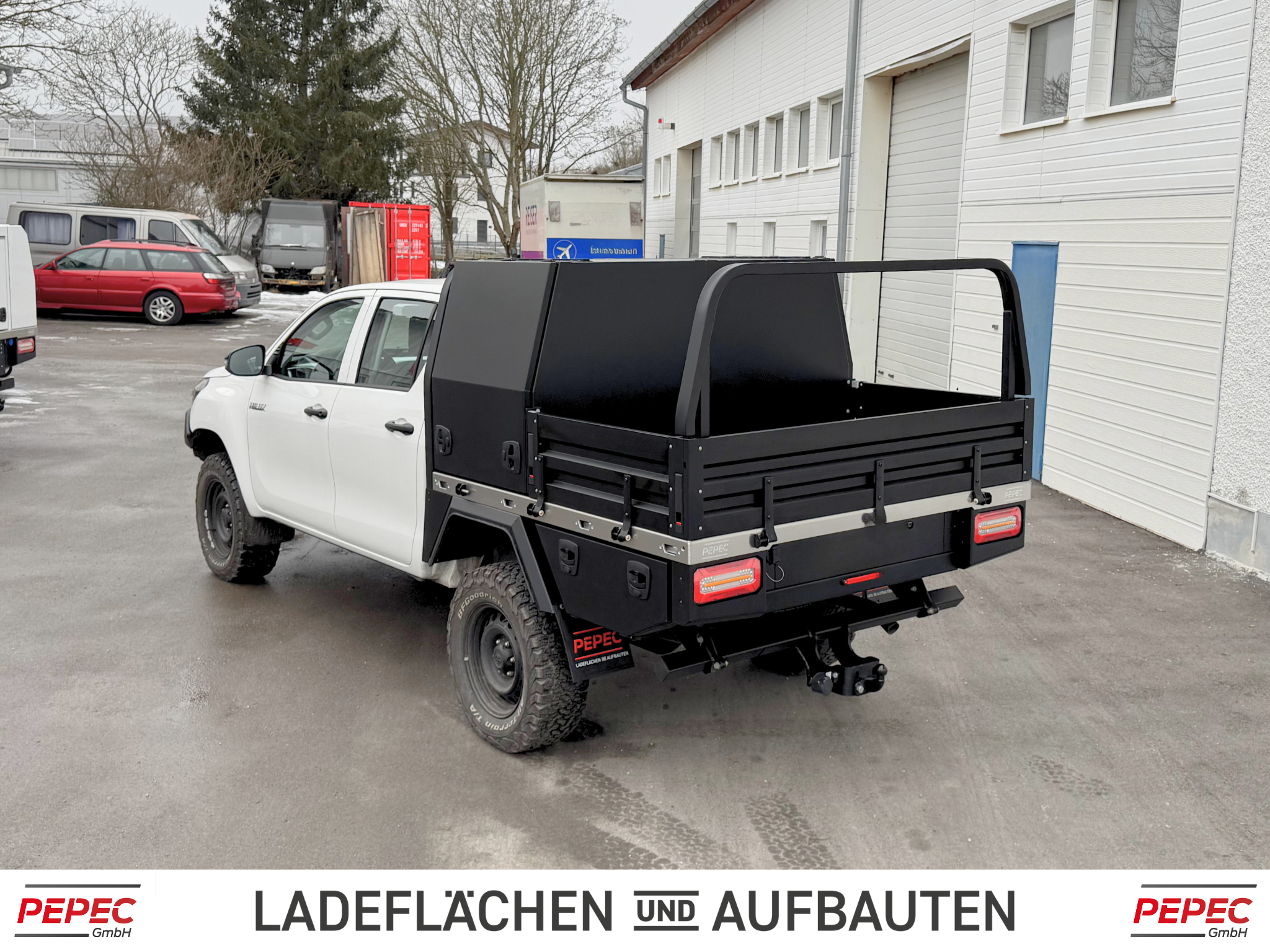 oyota Hilux Pickup mit PEPEC Ladefläche, Basic Box, Front- und Heckbügel, Heckauszug und seitlichen Stauboxen