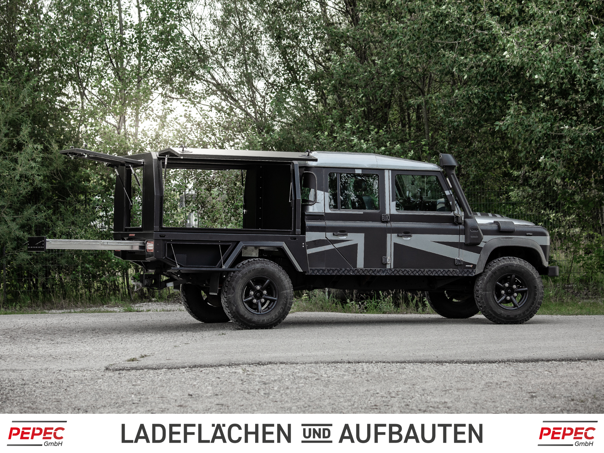 Offroadtauglicher Land Rover Defender Pickup mit PEPEC Festaufbau, Heckauszug, seitlichen Toolboxen und drei Boxklappen