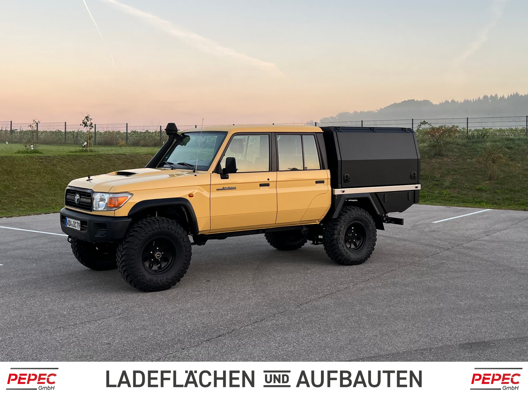 Geländegängiger Toyota Land Cruiser Pickup mit PEPEC Festaufbau