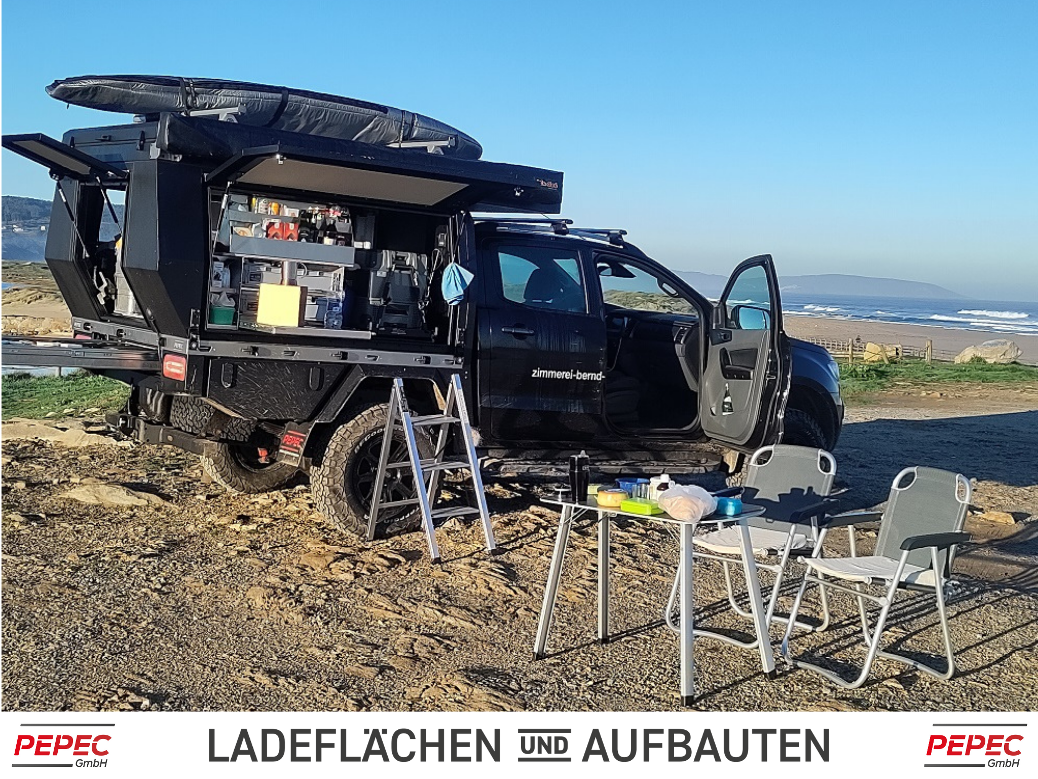 Pickup-Pritschenumbau als Flatbed-Camper, ausgestattet mit praktischem Camper-Zubehör für Abenteuer- und Offroad-Reisen