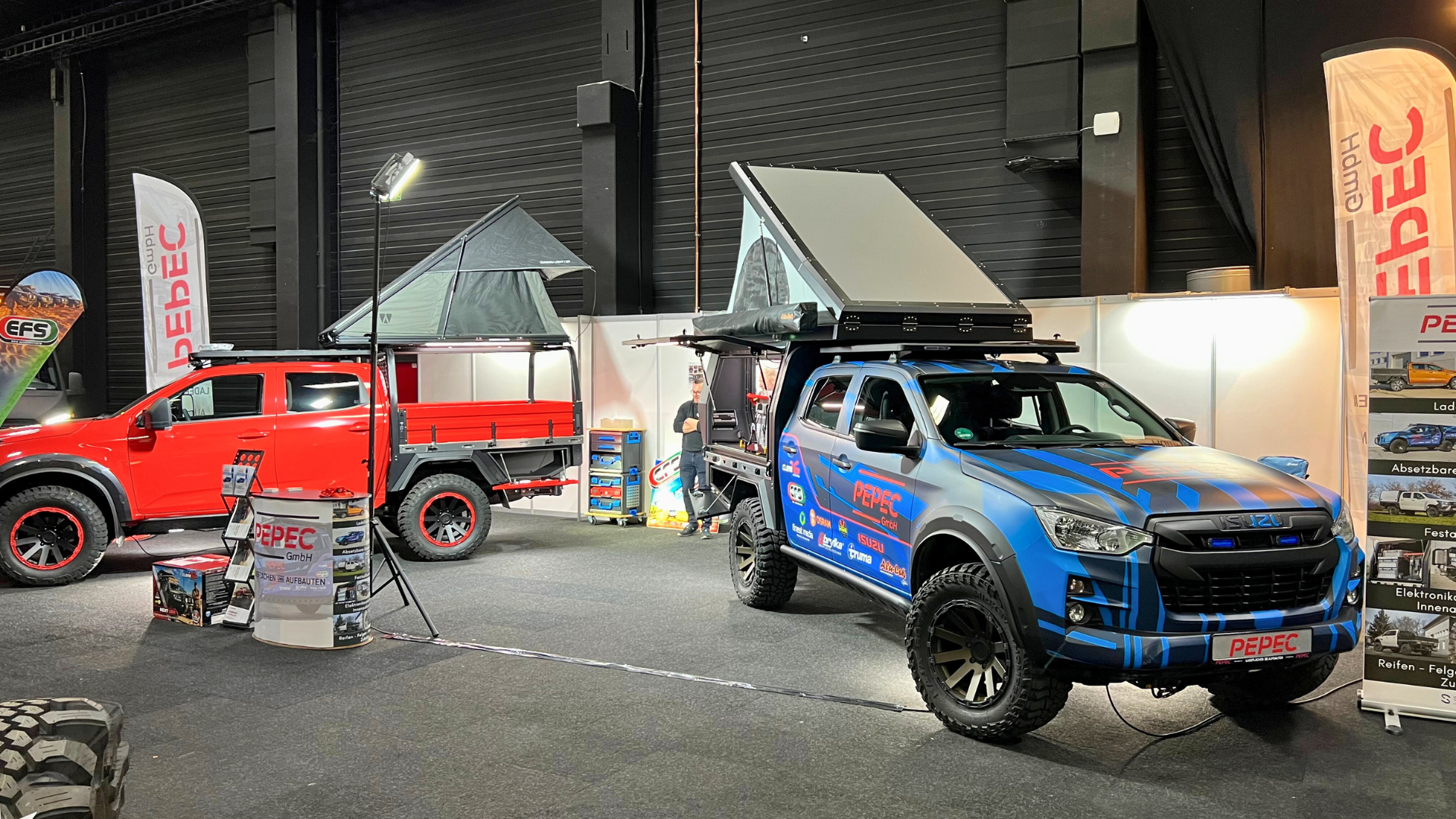 Flatbed Camper und Pickup mit Dachzelt auf der Ladefläche auf Basis eines Isuzu D-Max bei der Messe 4x4 Rhein-Waal