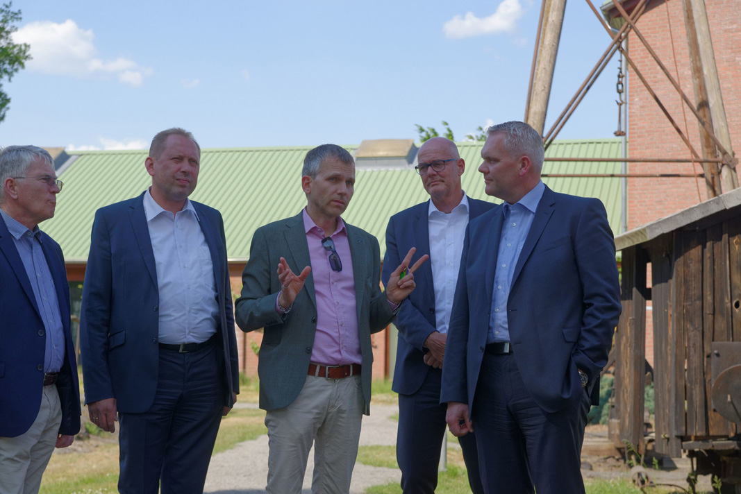 Mit Thomas Adasch MdL, Bürgermeister Wolfgang Klußmann und Wissenschaftsminister Björn Thümler (CDU)