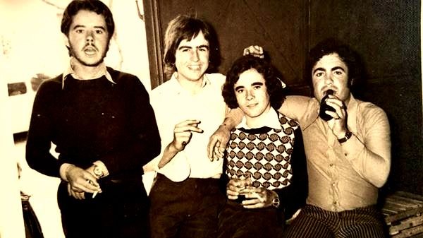 Derecha, El hijo del "Yonqui", el hijo del "Lele", el hijo del "Chocolate", el hijo de Flora
