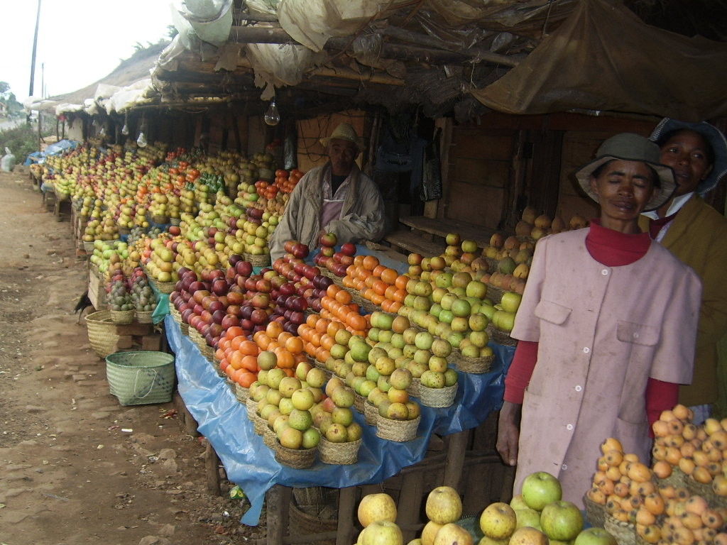 Etalage de fruits sur la route d'Antsirabe