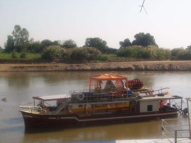 Chaland à moteur sur le fleuve de Tsiribihina