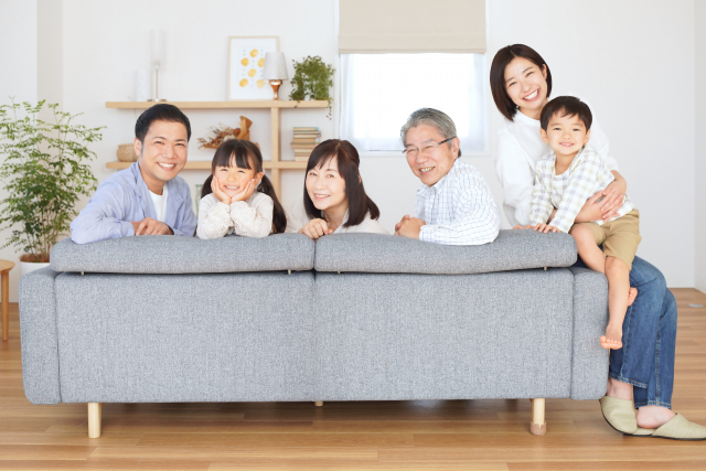 年金請求にかかる費用について解説するページに掲載された、家族が安心して過ごす様子のイメージ画像