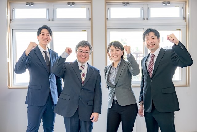 労働保険の年度更新および社会保険算定基礎届について、社会保険労務士が事業所ごとに必要書類の整理から申告・提出まで代行支援するサービスのイメージ