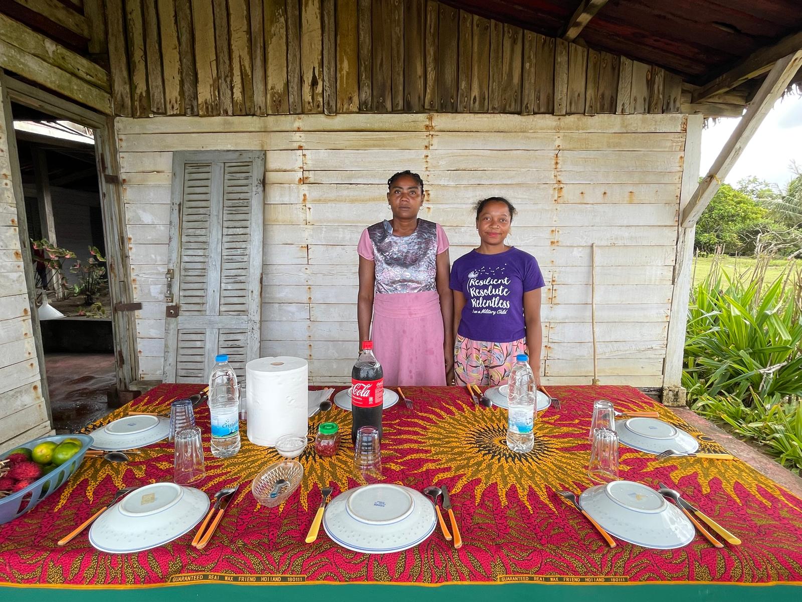 Tina et son aide, cuisinières