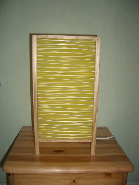Lampe pailles jaunes (H 40cm, base carrée 22x22cm)