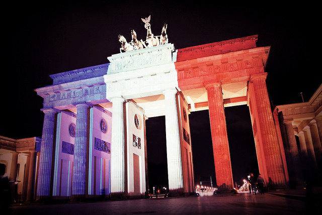 Das Brandenburger Tor in Berlin wird in den Nationalfarben von Frankreich angestrahlt. Foto von Flickr.com, O. Horbacz