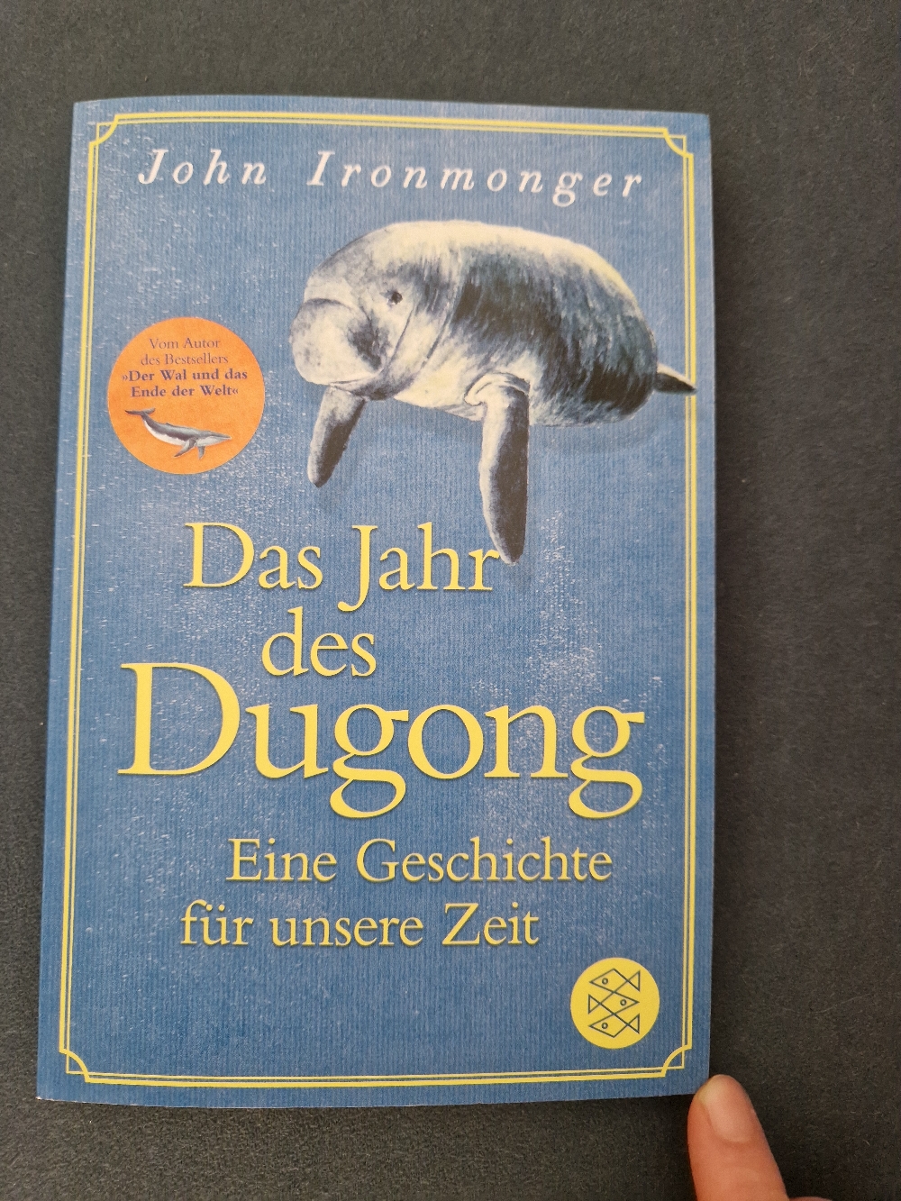 Das Jahr des Dugong habe ich heute fertig gelesen. Da es so heiß war, bin ich die meiste Zeit mit meinem Buch am Sofa gelegen. Ein Buch zum Nachdenken. Kann ich empfehlen.