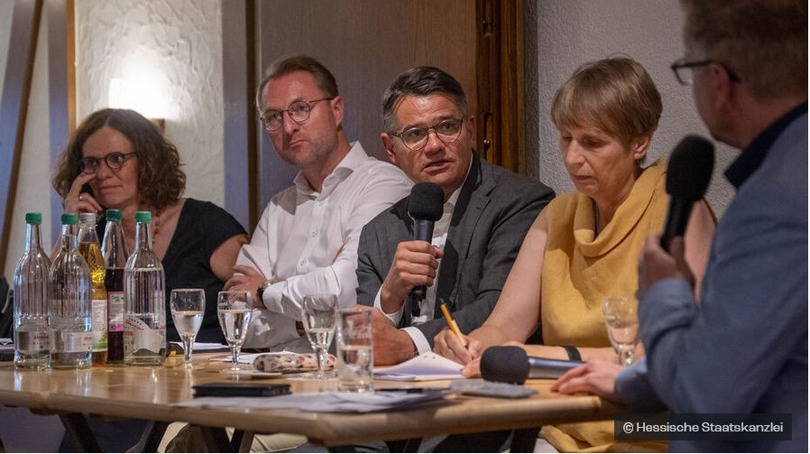 Talk im Gasthaus mit Ministerpräsident Boris Rhein; (c) Hessische Staatskanzlei