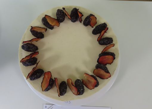 Vegane Germknödeltorte mit Zwetschgenfüllung, weiße Schokoganache und Zwetschgenknödel