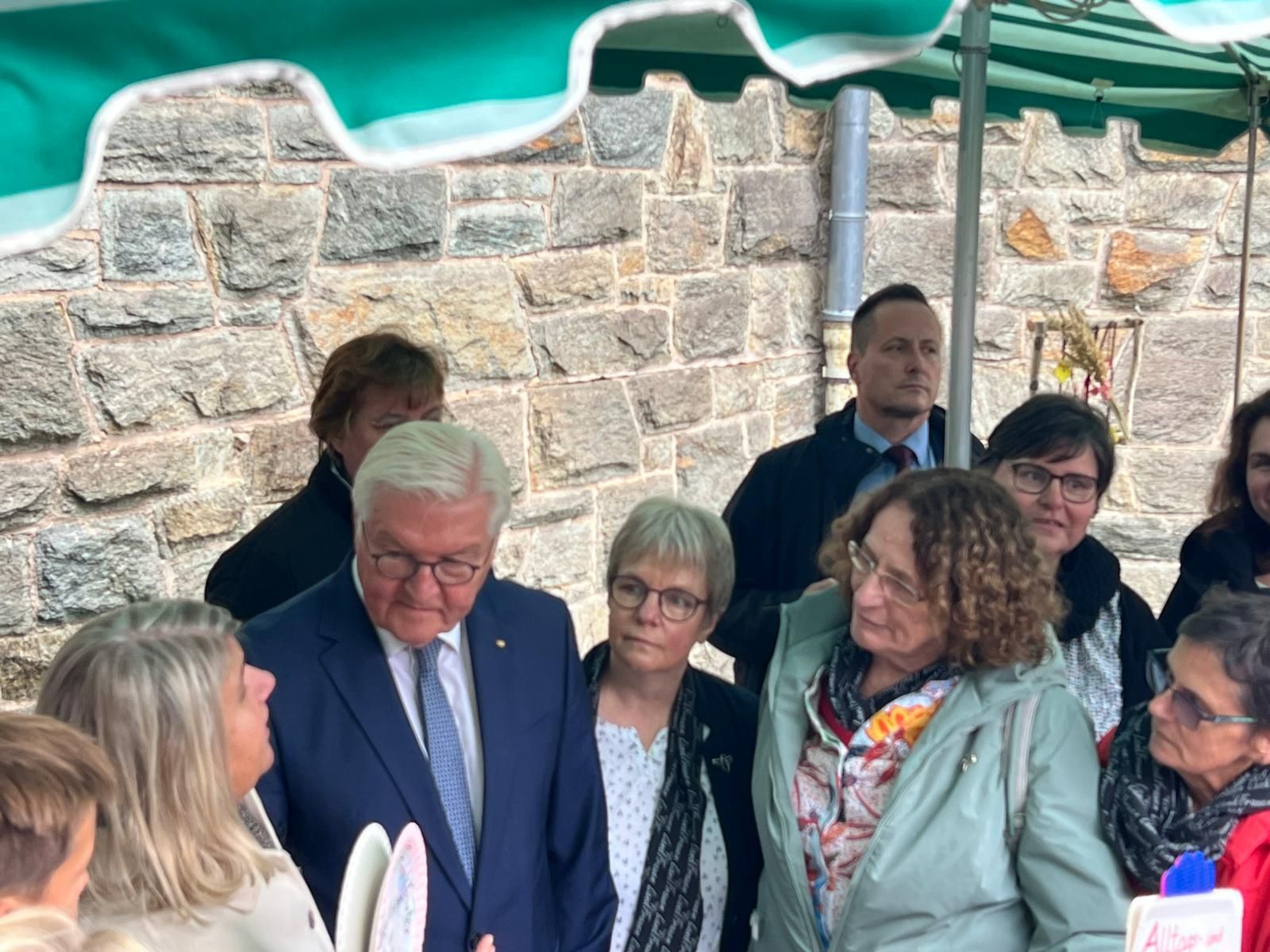 Hessische Landfrauen übergeben Erntekrone an Bundespräsident Steinmeier; (c) LFV Hessen