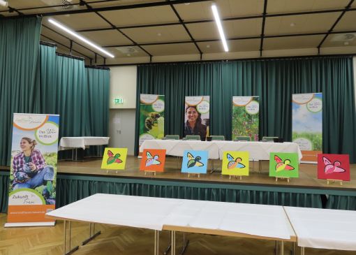 Der Saal ist bereit für die Teams, die Backwerke, die Jury und das Publikum