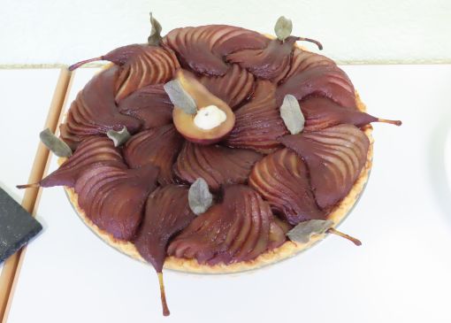 Herzhafte Gorgonzola Torte mit Birnenchutney und Rotweinbirnen