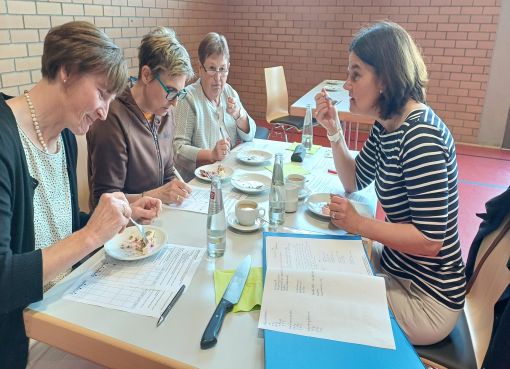 Die Jury testet die eingereichten Backkunstwerke im Ortsverein Herbstein-Stockhausen für die 1. Verkostung (vl nr: Beate Renker, Stefanie Laut-Weigand, Elisabeth Perlack, Astrid Staubach) 