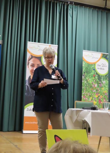 Ursula Pöhlig, Präsidentin des LFV Hessens, führt durch das Finale