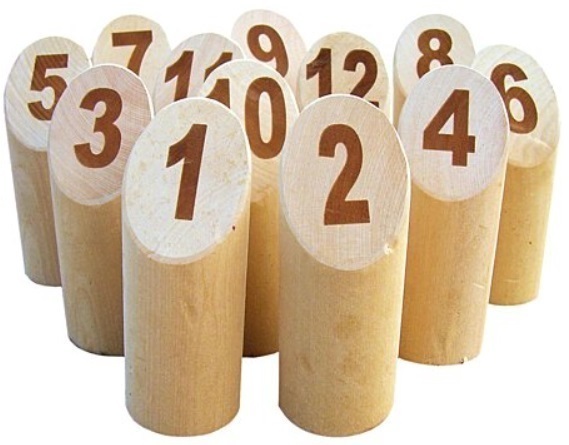 Le Mölkky est un jeu d'adresse de plein air. Ce jeu en bois d'origine finlandaise fait appel à l'adresse, la tactique et la chance également. Composé de 12 quilles numérotées de 1 à 12 et d'un baton.