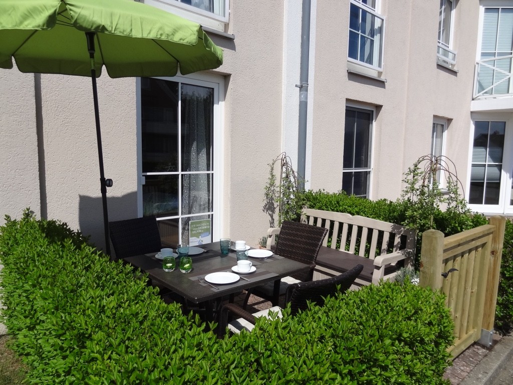 Rückseite Terrasse eingegrünt und mit neuen Gartenmöbeln