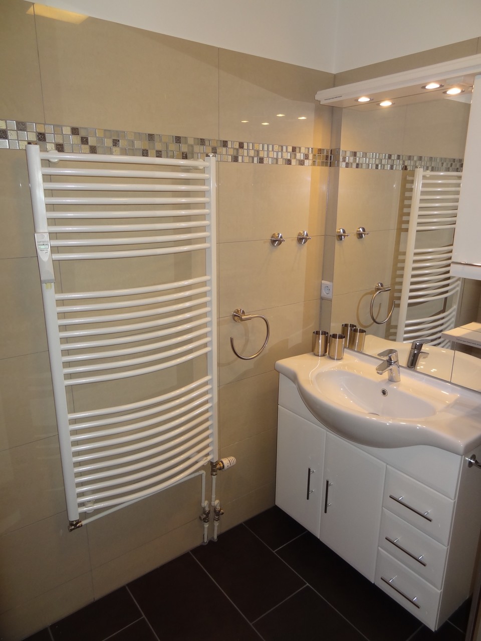Waschtisch mit Panoramaspiel und Beleuchtung